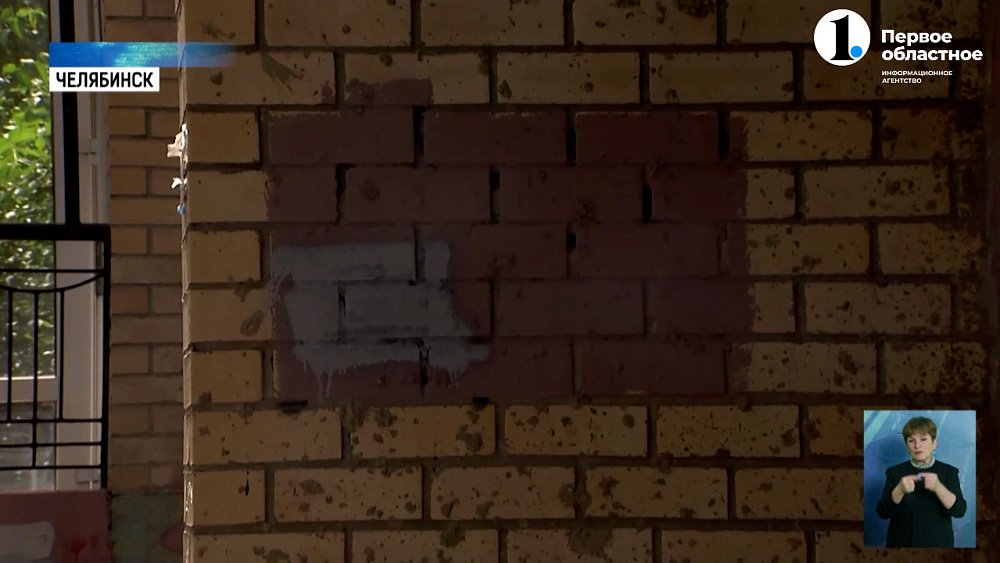 Волонтеры закрашивают рекламу наркотиков