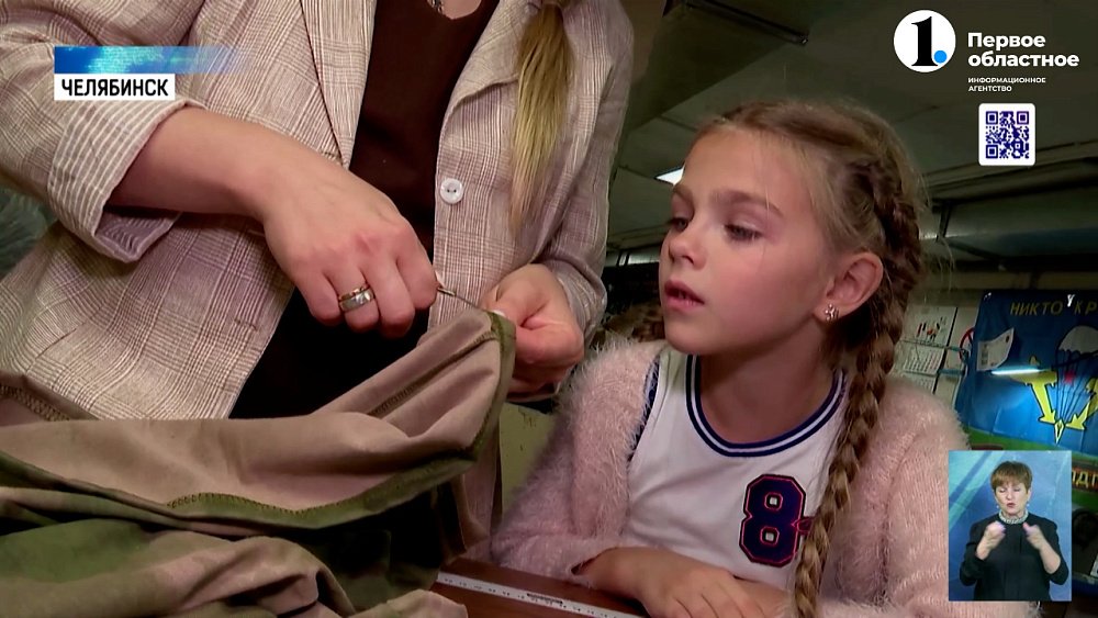 Дети помогают волонтерскому движению готовить одежду для солдат