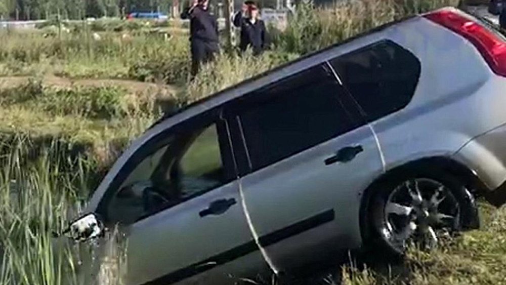 В Еткуле спасатели вытащили из карьера угнанный автомобиль