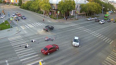 Мотоцикл влетел в легковушку в центре Челябинска