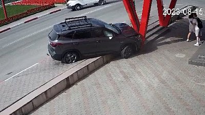 Внедорожник в Челябинской области чуть не влетел в пешеходов