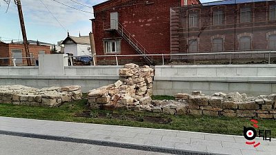 На набережной в Челябинске отреставрируют и законсервируют историческую стену