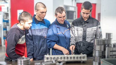 Челябинский тракторный завод увеличит число студентов на моторном производстве
