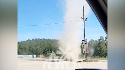 Пыльный вихрь заметили жители города Сим в Челябинской области
