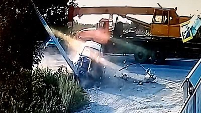 В Миассе легковой автомобиль протаранил столб