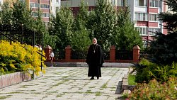 Настоятель Покровского храма превратил заброшенный пустырь в любимое место отдыха копейчан