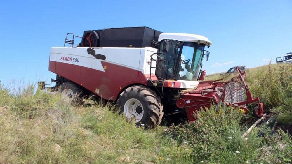 В Челябинской области пьяный сторож угнал с фермы комбайн