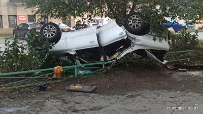 В Челябинске автомобиль после ДТП врезался в дерево