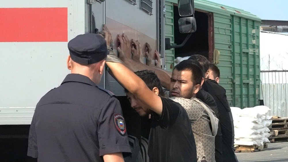 В Челябинске мигранты нелегально работали в цехе по фасовке сахара