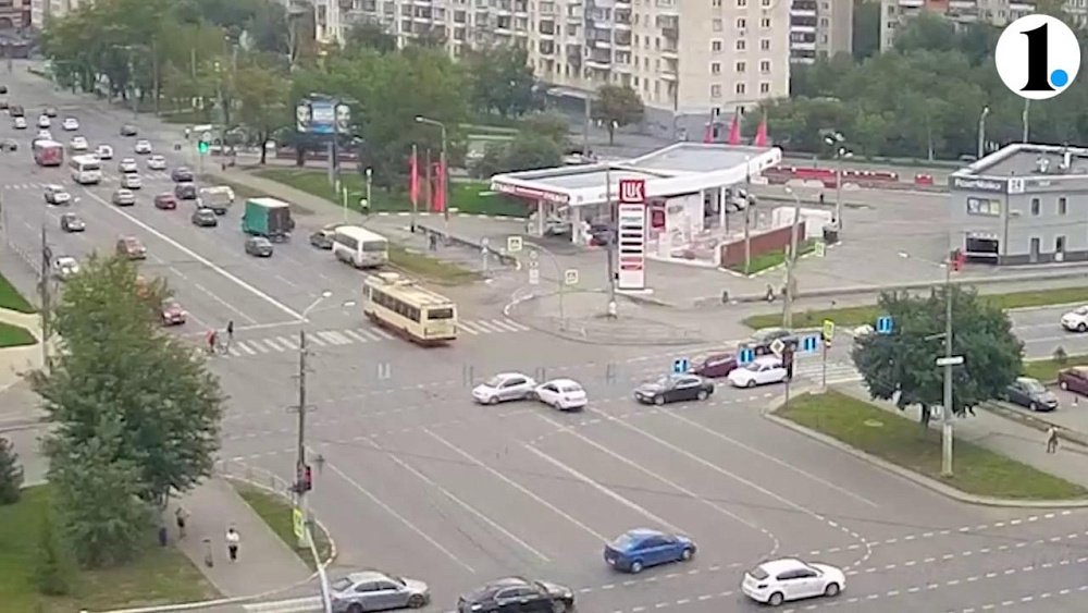 В Челябинске автомобиль протаранил светофор после столкновения с другой машиной