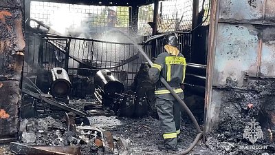 В Челябинске вспыхнула кровля административного здания