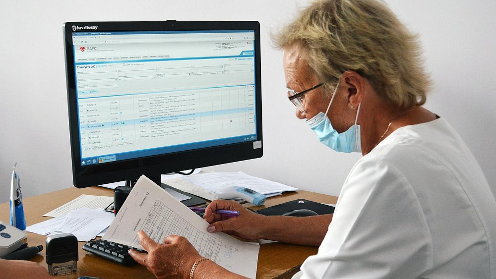 Более 18 тысяч медиков из Челябинской области получают специальную выплату