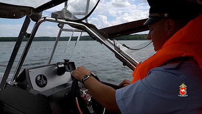 В Еткуле полицейские патрулируют водоемы на катере