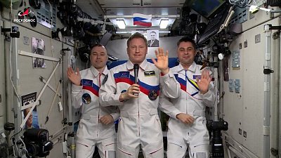 Космонавты записали поздравление с Днем Государственного флага Российской Федерации