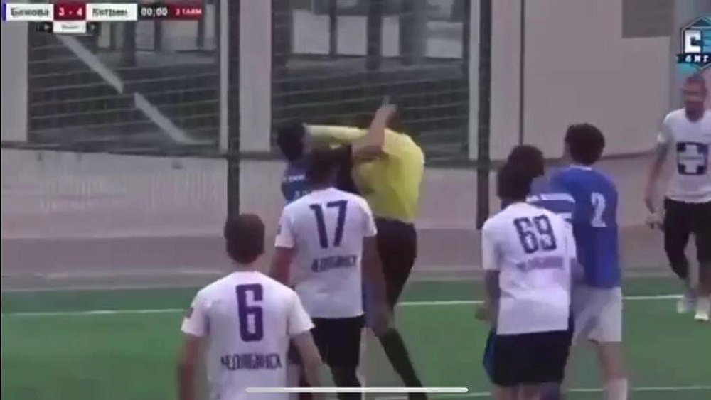 В Челябинске футболист избил темнокожего судью во время матча в Любительской лиге
