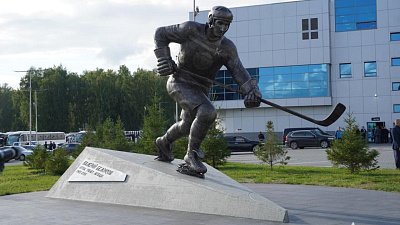 В Челябинске у арены «Трактор» открыли монумент Валерию Белоусову