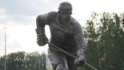 В Челябинске у арены «Трактор» открыли монумент Валерию Белоусову