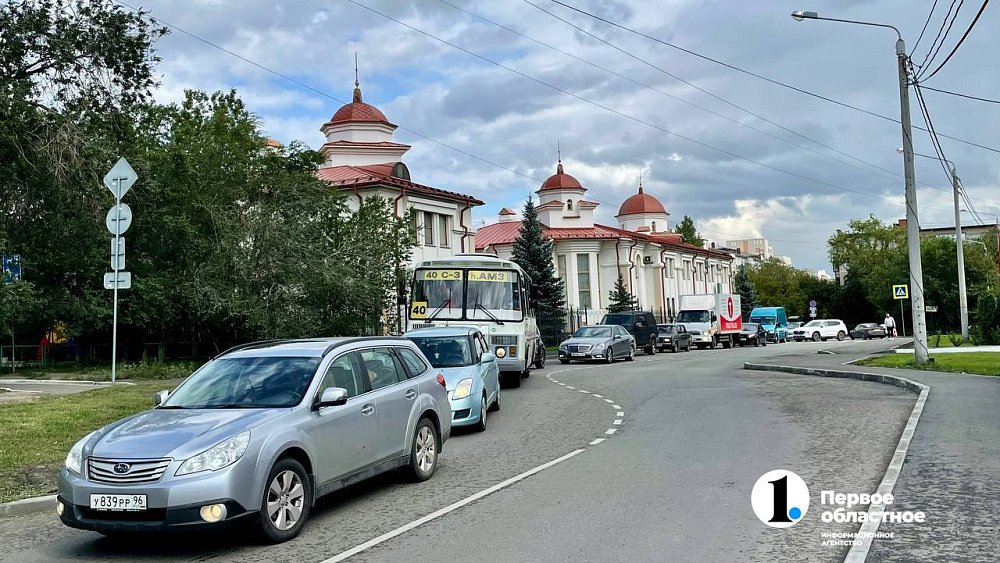Возле Челябинской епархии из‑за ремонта теплосетей образовалась пробка