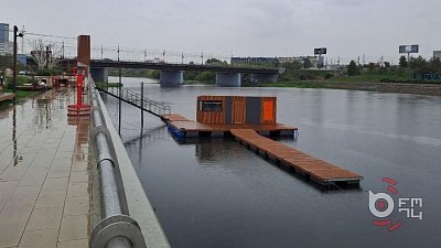 На набережной в центре Челябинска установили понтон для проката катамаранов