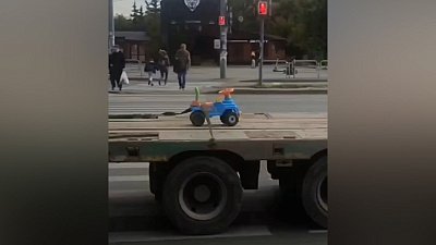 В Челябинске заметили большегруз с крошечным автомобилем