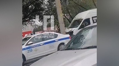 Маршрутное такси врезалось в столб в Челябинске