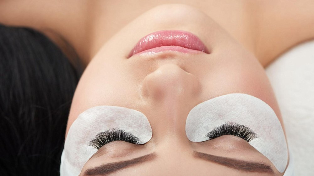Чем опасно наращивание ресниц