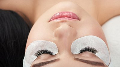 Чем опасно наращивание ресниц