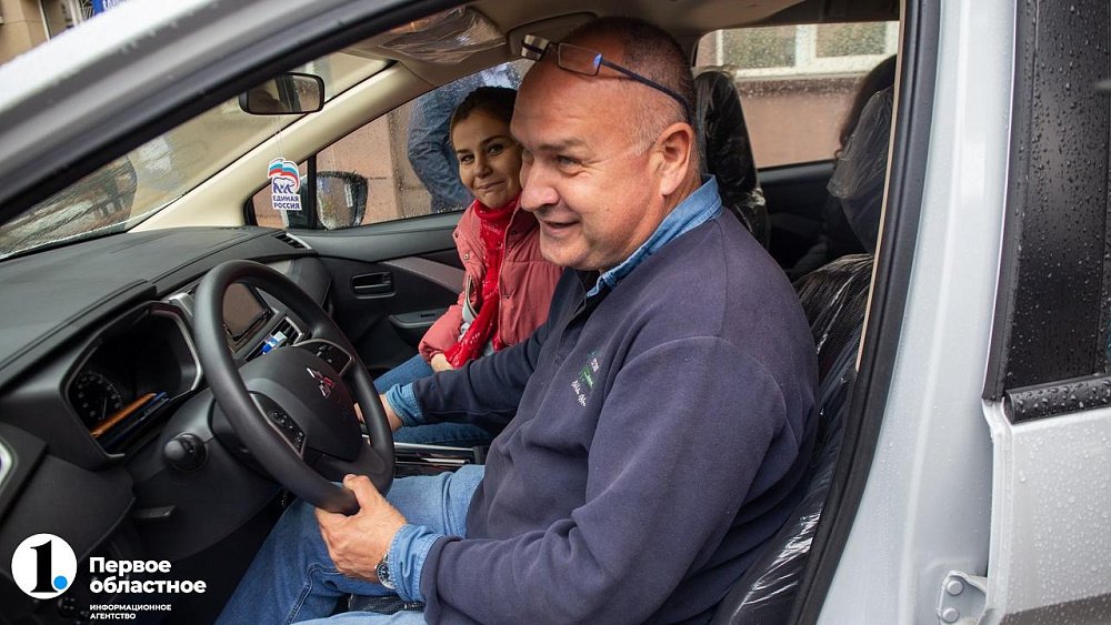 Встретившейся с Путиным челябинской многодетной семье подарили семиместный автомобиль