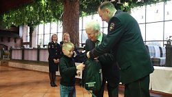 В Челябинске полицейские помогли собрать в школу детей погибших сослуживцев