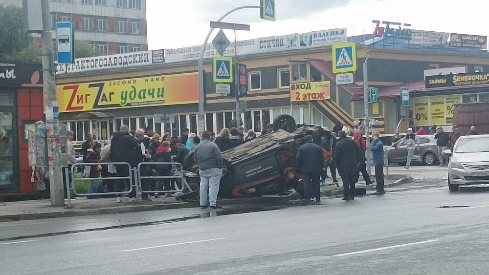 В Челябинске кроссовер перевернулся на крышу и сбил пешеходов в ДТП с легковушкой
