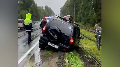 В Златоусте полицейские помогли водителю, пробившему колеса автомобиля