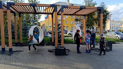 На городской площади в Кусе продолжают благоустройство территории