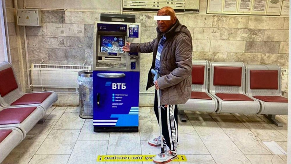 В Еманжелинске мужчина попытался вскрыть банкомат с помощью булыжника