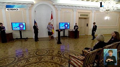 Алексей Текслер вручил паспорта 20‐ти школьникам