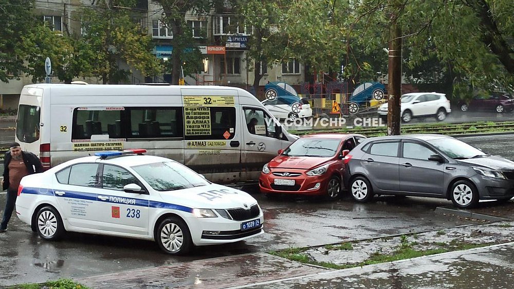 В Челябинске водитель маршрутки устроил тройное ДТП