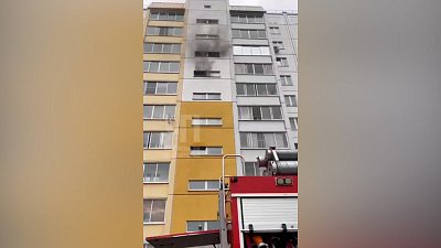 В Челябинске двух человек эвакуировали во время пожара