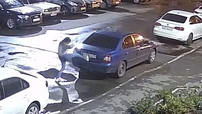 В Челябинске неизвестная напала на несколько автомобилей