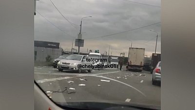 Два грузовика столкнулись на дороге в Челябинске