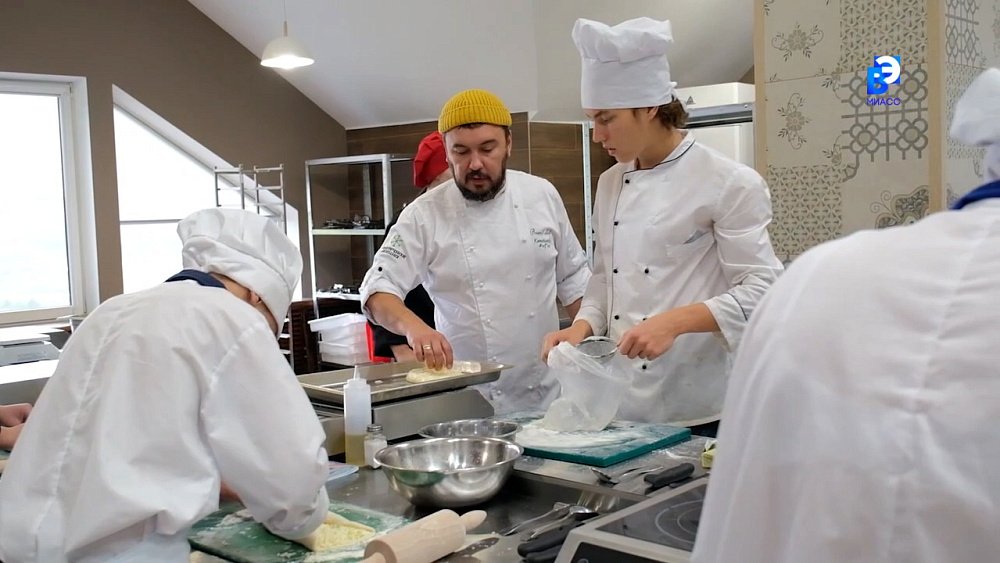 В Солнечной долине учат юных поваров