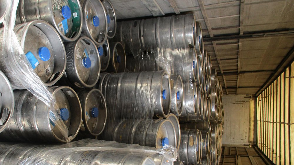 На Челябинской таможне остановили фуру с 15 тоннами немаркированного пива