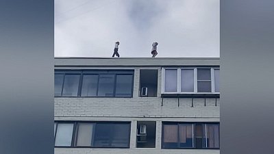 Дети бегали по краю крыши многоэтажки в Челябинске