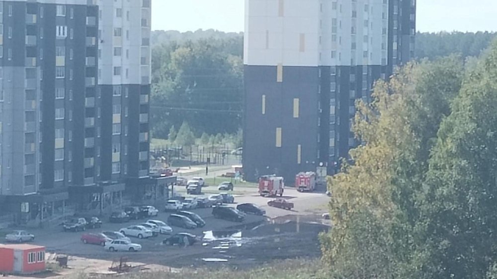 В Челябинске cпасли мужчину на карнизе балкона многоэтажки