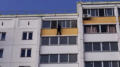 Мужчина 1,5 часа стоял на карнизе балкона на 17 этаже дома в Челябинске