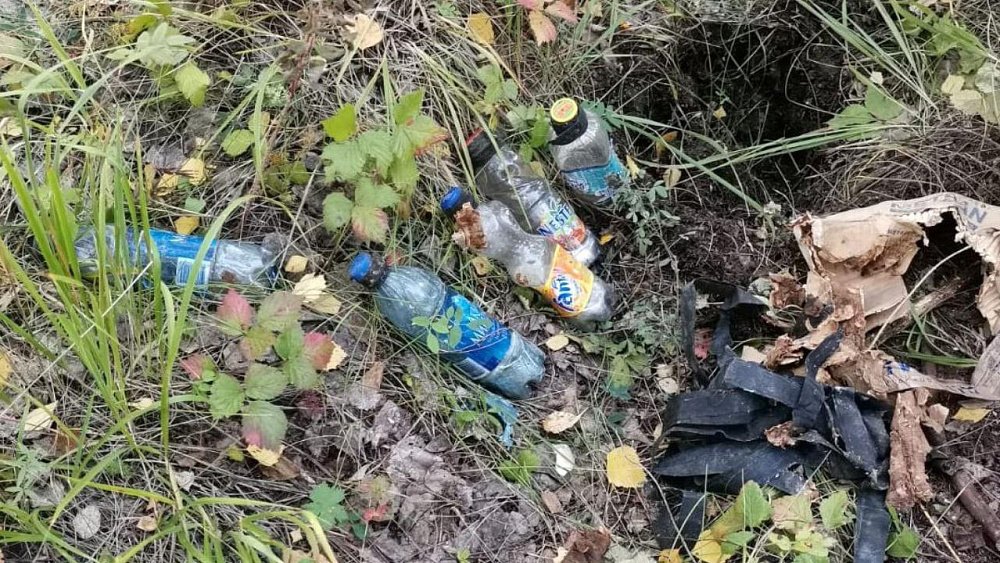 Под Челябинском неизвестные выбросили в лесу пластиковые бутылки с ртутью