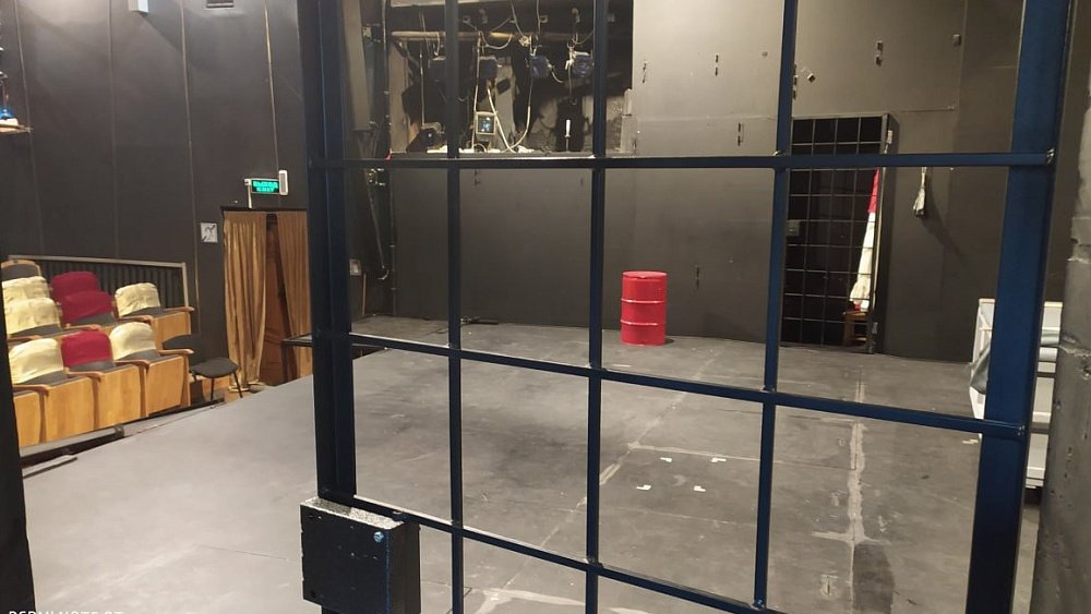 В Камерном театре строят тюремный коридор