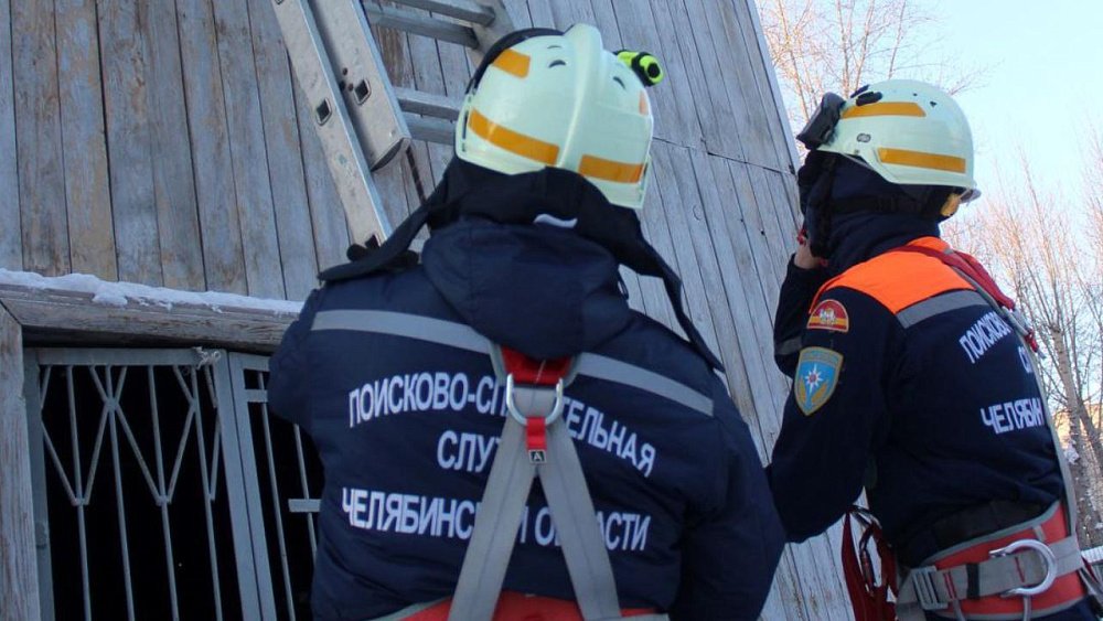 В Миассе спасатели эвакуировали роженицу из запертой квартиры