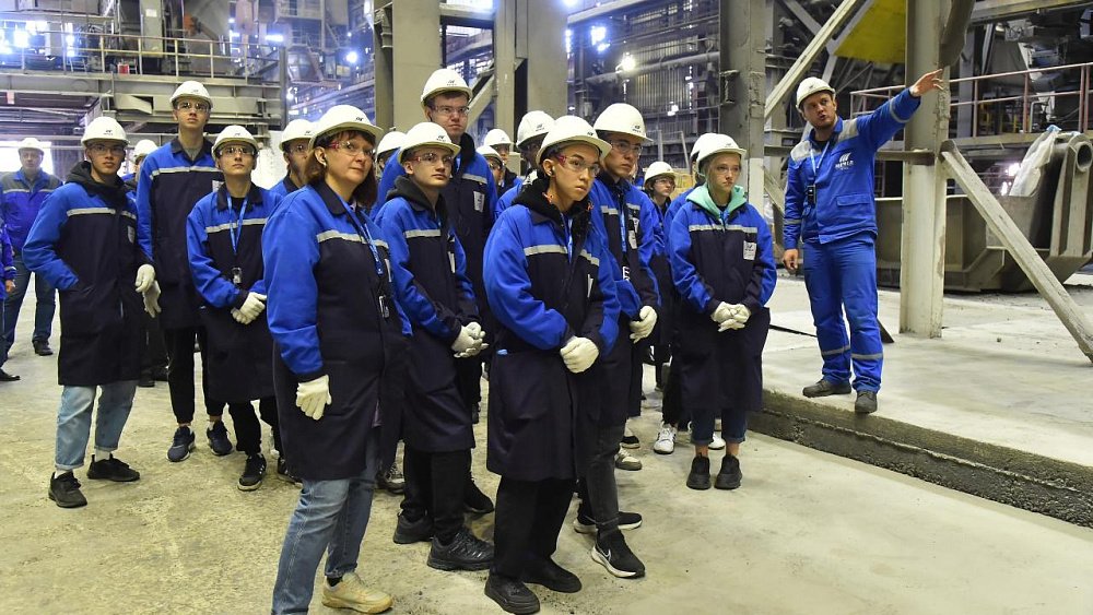 Студентам челябинского колледжа показали обновленное производство