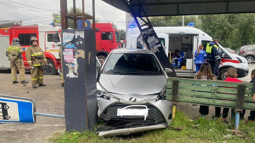 В Челябинске Toyota влетела в остановку после ДТП с Renault