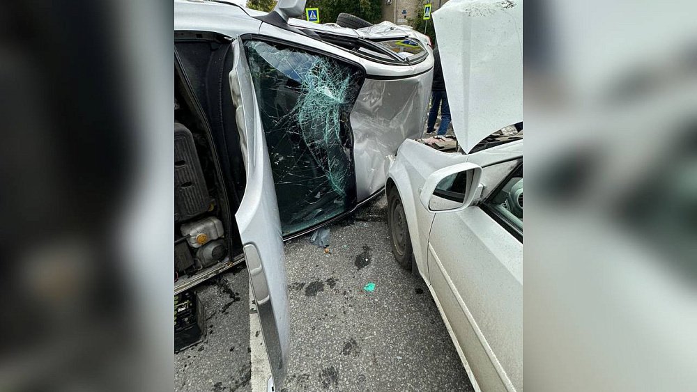 В Челябинске в тройном ДТП с опрокинувшимся авто пострадали двое пассажиров