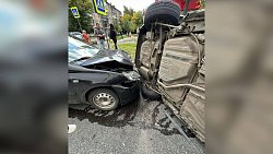 В Челябинске в тройном ДТП с опрокинувшимся авто пострадали двое пассажиров